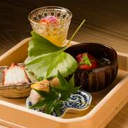 前菜、八寸、旬のお造りと、四季折々の味わいを詰め込んだ懐石料理。メイン食材である米を引き立ててくれます。