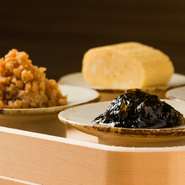 鶏しぐれ煮に海苔佃煮、ちりめん山椒にだし巻き玉子…。炊き立ての米に表情を与えてくれる『ごはんのお供』。少しずついろいろな味を楽しめます。