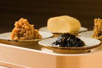 鶏しぐれ煮に海苔佃煮、ちりめん山椒にだし巻き玉子…。炊き立ての米に表情を与えてくれる『ごはんのお供』。少しずついろいろな味を楽しめます。