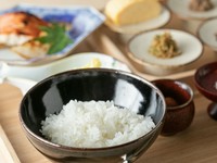 じゃこ万願寺、だし巻き玉子、牛時雨煮、錦松梅、味噌汁、焼き物、金目鯛西京焼き、香の物、大根おろし、天然の塩