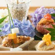 その時々の旬食材を召し上がれ。7月なら「秋田のじゅんさい」や「黒毛和牛のウニ肉寿司」「稚鮎のおかき揚」などがいただけます。季節感を感じさせてくれる飾り付けにも要注目です。