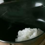 お米がご飯に変わった瞬間の貴重な一皿。アルデンテのような状態で、お米本来のみずみずしさを感じられます。普段食しているような“甘さ”とは異なり、香ばしく滋味あふれる味が口いっぱいに広がります。