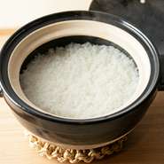 精選された水と伊賀焼の土鍋で炊き上げる、自慢の「米」