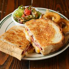 4種のチーズを使用『グリルチーズ＆ベーコンサンドウィッチ』