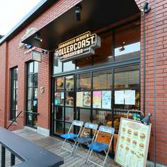 看板犬が迎える入り口近くの客席は、ワンちゃん同伴OK！