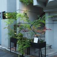 都心のビル群から離れた東京都世田谷。心落ち着く静かな空間で、経験豊かな鮨職人の手で繊細に表現される旬のコースを堪能できます。記念日のデートなど、誰かを喜ばせたい特別な1日にこそ足を運びたいお店です。