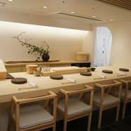 店主を務めるのは銀座の名店で研鑽を重ねてきた佐々木強氏。大切なおもてなしの席にも心強い一軒です。店内にはメインカウンターに加え、カウンター付き完全個室も完備。プライベートなひとときを約束してくれます。
