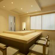 周囲に気兼ねなく食事を楽しめる完全個室は、還暦のお祝いといった場面にもオススメです。家族にとっての特別な1日の利用も歓迎。店主夫婦も自らが子育て中ということもあり、子ども連れの目線も考慮しています。