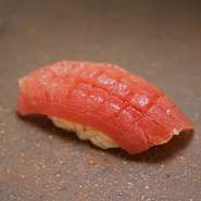 多くの高級店・鮨職人たちの視線を集める、鮪専門仲卸「やま幸」。産地ではなく品質を重視し目利きされた「やま幸」の鮪には、“誰よりも良い鮪を人びとに届けたい”という想いが込められています。