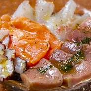 「直送にて仕入れる鮮魚を使い、手間暇かけて作る一皿をお届け」
三浦より直送で仕入れる三崎マグロや鯛などを使用した「カルパッチョ」
