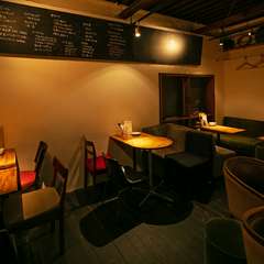 デザイン性の高い家具に囲まれた、リラックスできる雰囲気