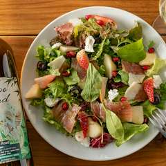 果物たっぷりで華やか。味はすっきりと爽やかな『生ハムと季節のフルーツサラダ』