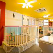 お店の2階には小さな子ども向けのスペースがあり、ママ会やファミリーでの利用に最適です。