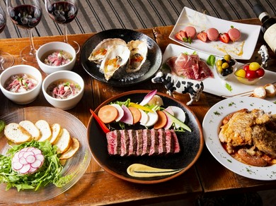 バリエーション豊富な料理を囲んで盛り上がる歓送迎会