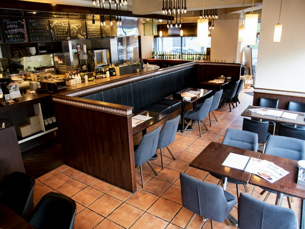 可動式のテーブルは最大20名様対応可能