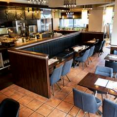 可動式のテーブルは最大20名様対応可能