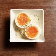 フランスで定番の前菜「ウフマヨ」。
半熟卵とマヨネーズの相性がたまりません♪