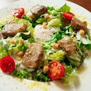 焼きたてのTOKYO Xのバラ肉をのせた贅沢なシーザーサラダです！