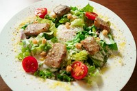 焼きたてのTOKYO Xのバラ肉をのせた贅沢なシーザーサラダです!