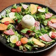 クリーミーで濃厚な味わいのブラータチーズと、生ハムの相性が抜群です！