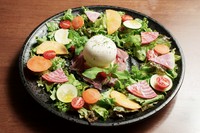 クリーミーで濃厚な味わいのブラータチーズと、生ハムの相性が抜群です！