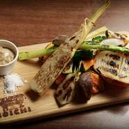 その日の厳選した焼き野菜の盛り合わせです。野菜の甘味を感じられます。