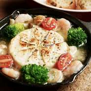 丸ごとカマンベールが入った贅沢なアヒージョです。
バケット3枚付きです♪