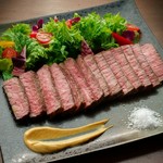 「BOICHI」に来たらまずはコレ！！
BOICHIの目玉商品であるA5ランク和牛塊赤身肉！
適度にサシが入ったジューシーな赤身肉は、牛本来の味わいを感じることができます。
100g…2,380円
200g…3,780円
300g…4,980円