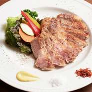 「TOKYO Xの良質で繊細な肉質は、口当たりの良いとろけるような食感とジューシーな味わい、ほのかな甘味を楽しめる希少価値の高い香り豊かな逸品です。