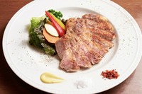 「TOKYO Xの良質で繊細な肉質は、口当たりの良いとろけるような食感とジューシーな味わい、ほのかな甘味を楽しめる希少価値の高い香り豊かな逸品です。
