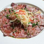 ボイチ名物の自家製ローストビーフをカルパッチョ仕立てに♪