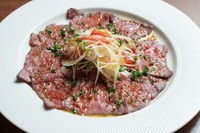 ボイチ名物の自家製ローストビーフをカルパッチョ仕立てに♪