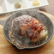 自家製の和風ソースは醤油ベースで、お肉とご飯との相性が抜群です！
熱々の鉄板でご提供させていただきます♪