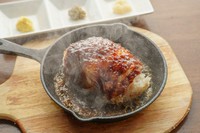 自家製の和風ソースは醤油ベースで、お肉とご飯との相性が抜群です！
熱々の鉄板でご提供させていただきます♪