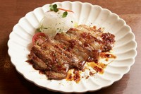 香ばしく焼き上げた豚バラ肉に自家製のスパイス旨辛たれとの相性が抜群の一品！