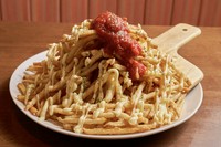 一度食べたら止まらない！
ガーリックマヨネーズと自家製トマトソースでどうぞ！
ハーフサイズもあります（500円）