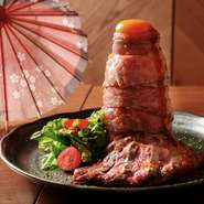 自家製ローストビーフの和牛には「うちもも」を使用。
しっとり柔らかく、とろけるような食感です。
また、ステーキのカイノミは、赤身と脂身のバランスが絶妙で、上品な味わいとなっています。
※スープ付き