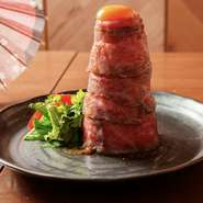 自家製ローストビーフの和牛には「うちもも」を使用。
しっとり柔らかく、とろけるような食感です。
※スープ付き