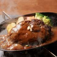 牛100％にこだわった自家製ハンバーグ。
下記の5種類のソースからお選びいただけます。
・バターデミグラス
・和風おろし
・アボカドジェノベーゼ
・ガーリックトマト
・花椒香る麻婆
※ライス or パン、スープ付き