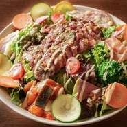 数種類の日替わりタパス（前菜）とカイノミステーキをのせた彩り豊かなサラダランチです。酸味が効いた自家製のドレッシングは、サラダとの相性抜群です！
※ライス or パン、スープ付き