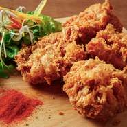 11種のスパイスを使用した自慢の唐揚げを「サクサク」とした食感に仕上げました。
一度食べるとやみつきになること間違いなし！
※ライス、スープ付き