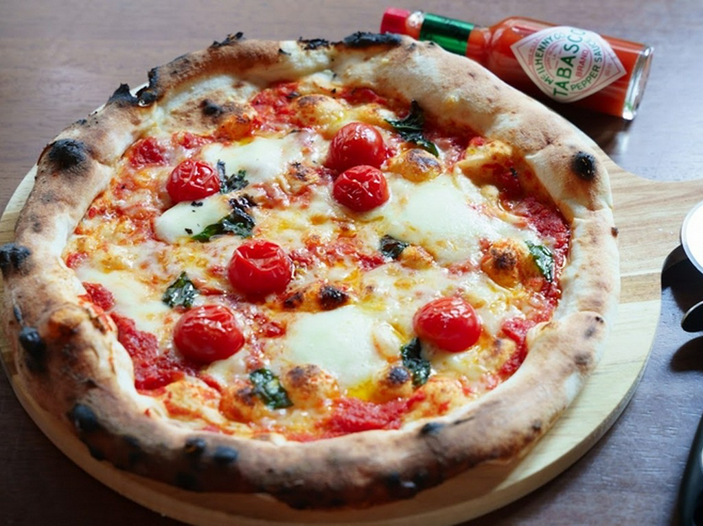 ピザ窯で焼き上げる本場ナポリ風ピッツァです！