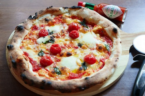 ピザ窯で焼き上げる本場ナポリ風ピッツァです！