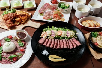 食材にこだわったフレンチ仕立ての贅沢なコースです。
お料理は個別で盛り付けし、ご提供致します。