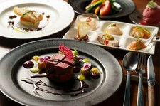 食材にこだわったフレンチ仕立ての贅沢なコースです。
お料理は個別で盛り付けし、ご提供致します。
