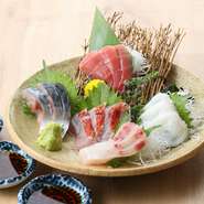 毎朝、市場からプロが目利きした新鮮な魚を入荷！金目鯛、天然ブリ、生ダコ、等全5種の特選盛り。質にしっかりこだわったお刺身。chikakuに来たら「刺身」&「日本酒」をオーダーして下さい。
写真は3人前