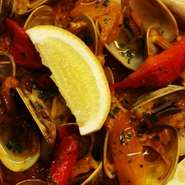 魚介の出汁がぎゅーっと詰まったパエリア！！生米から炊くので時間かかります。早めに頼んでタパスつまみながら待っていてください