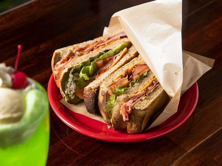 ライ麦パン・白パンが選べる『クラブハウスサンド』