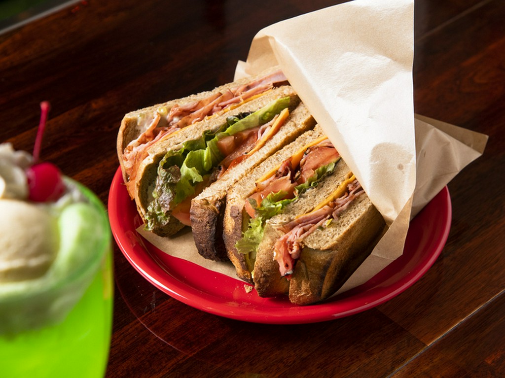 ライ麦パン・白パンが選べる『クラブハウスサンド』