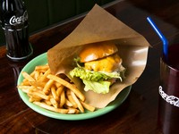 ブロック肉を独自の配合でミンチにし、牛肉100％のパティに。こんがりと焼き上げ、自家製バンズで挟んだ一品は、関さんの自信作です。フライドポテトやドリンクをセットにすれば、大満足のおいしさです。